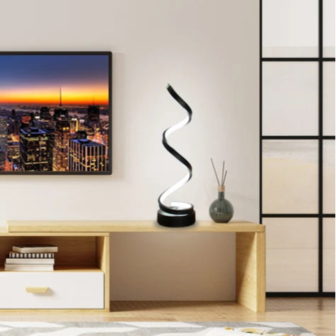 Lampe de table design spirale dans un salon 