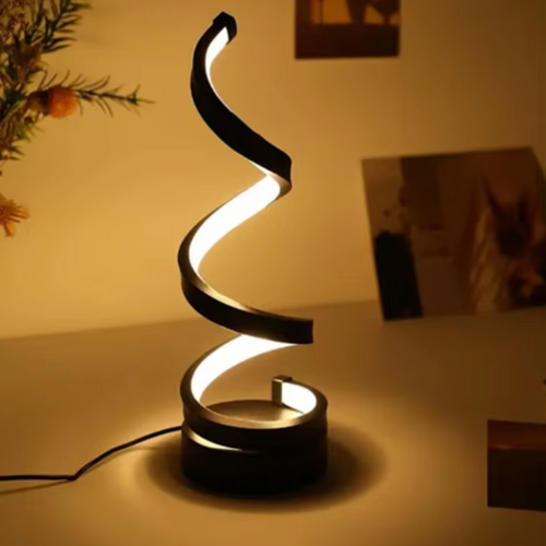 Lampe de table design spirale dans une chambre allumée 