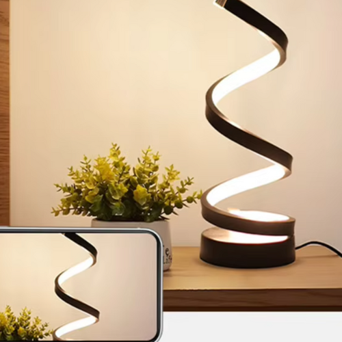 Lampe de table design spirale sur une table de chevet 