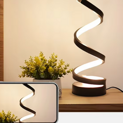 Lampe de table design spirale sur une table de chevet 