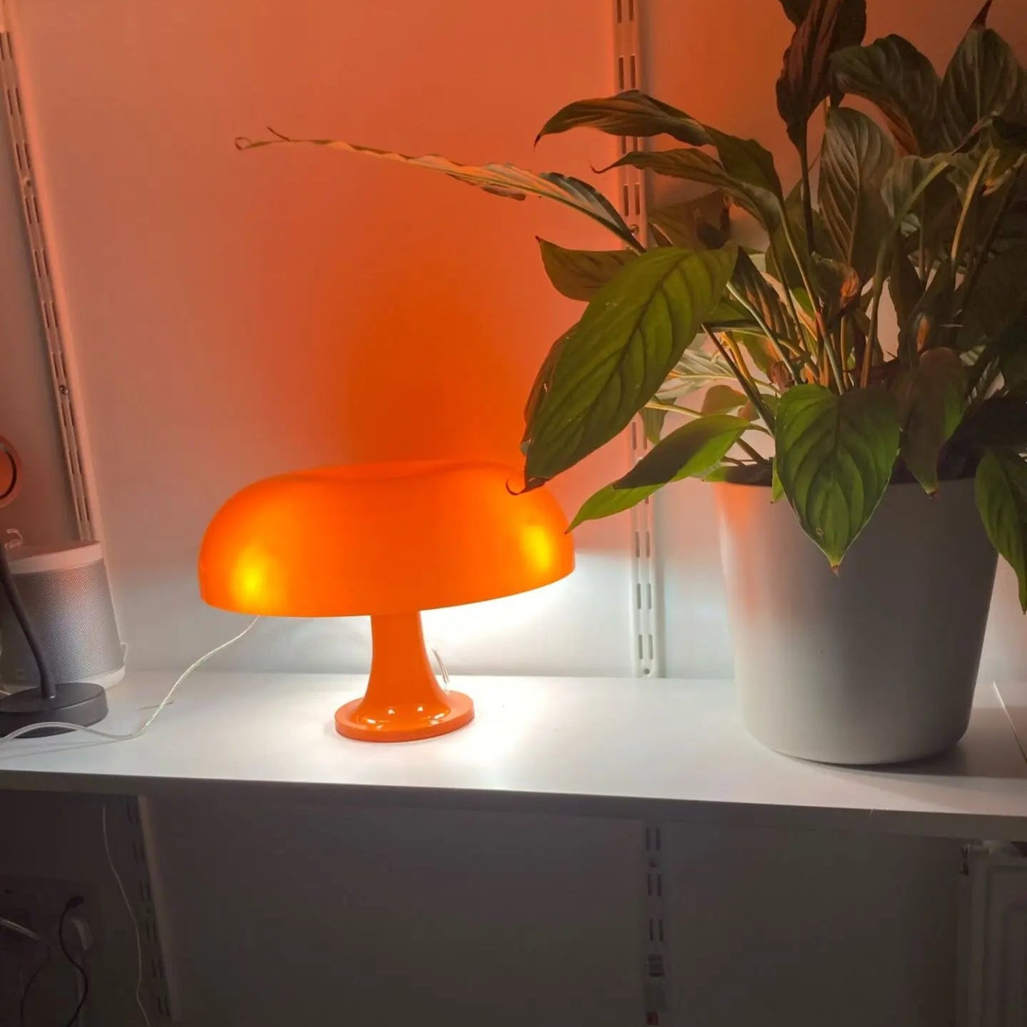 Lampe de table rechargeable LED orange sur meuble 
