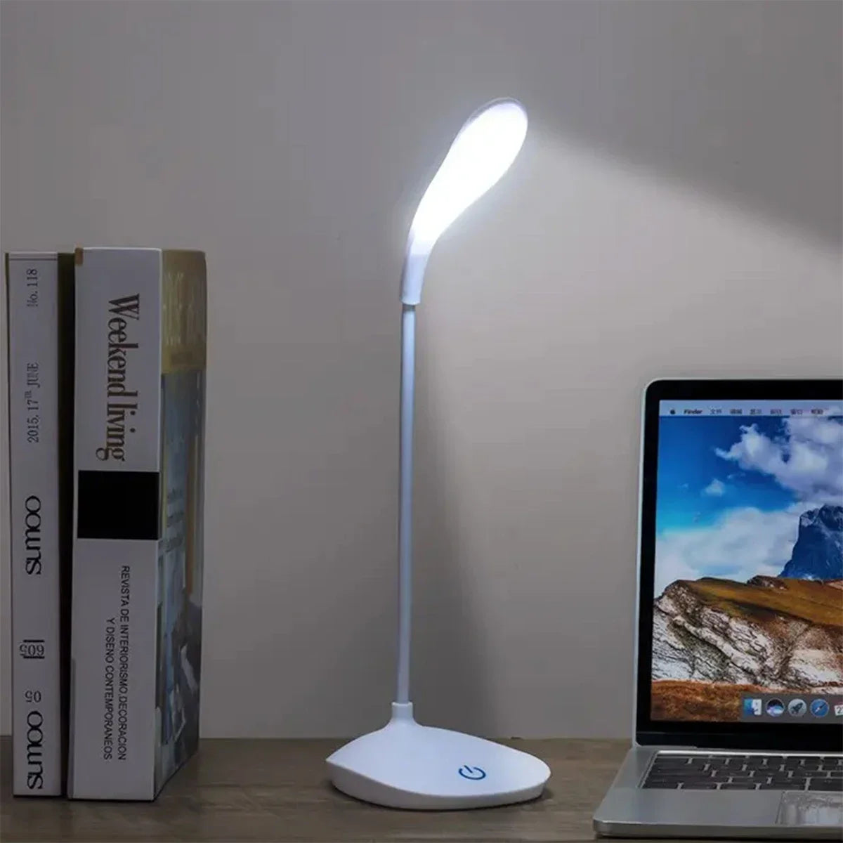 Lampe de Table Rechargeable à côté d'un ordinateur  