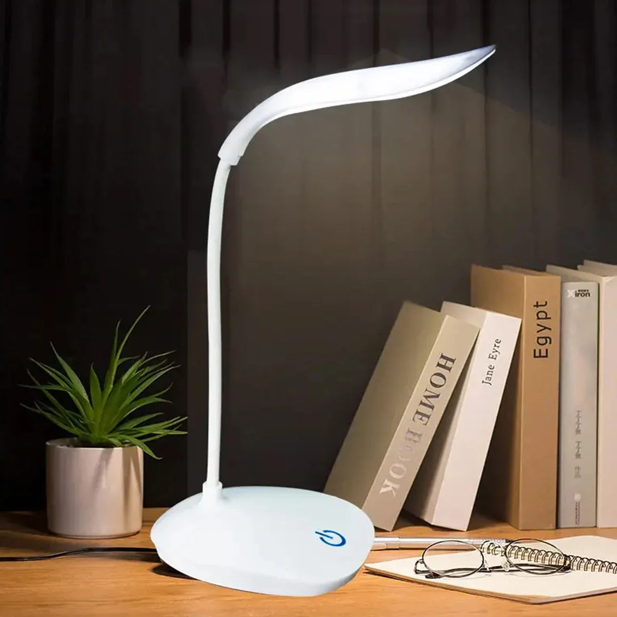 Lampe de table rechargeable allumé et des livres  