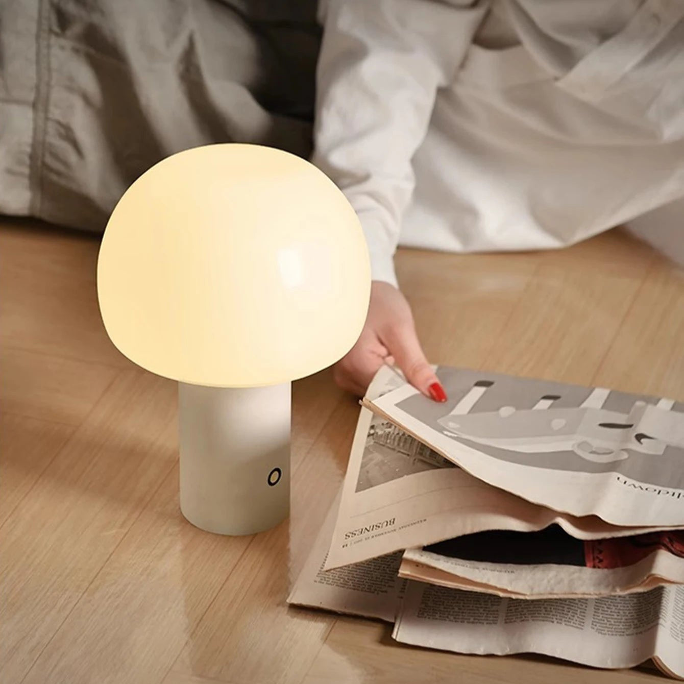 Lampe de table rechargeable allumé et une femme