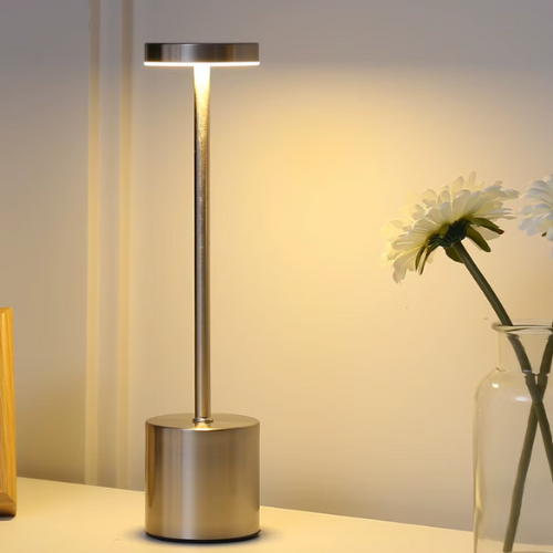Lampe de table rechargeable allumé sur bureau 