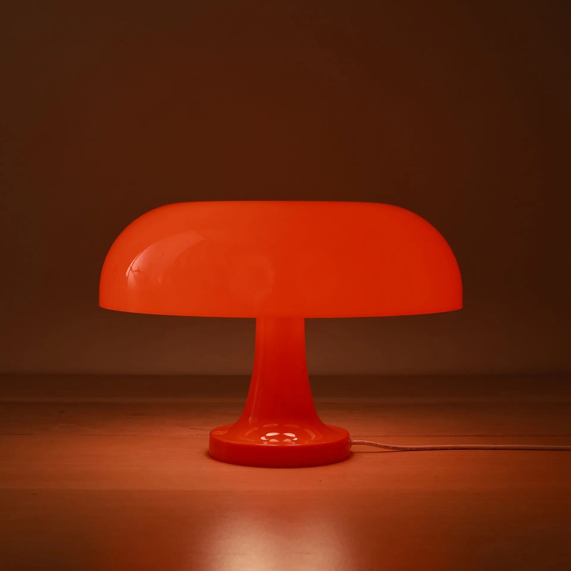 Lampe de table rechargeable allumé sur table 