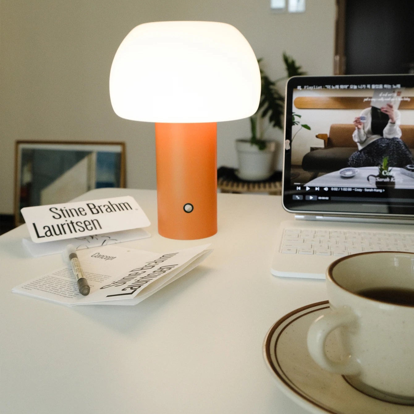 Lampe de table rechargeable avec une tasse de café 