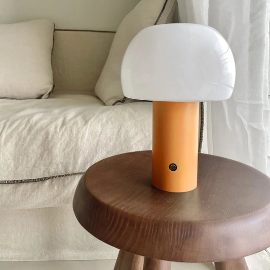Lampe de table rechargeable décorative sur table basse 