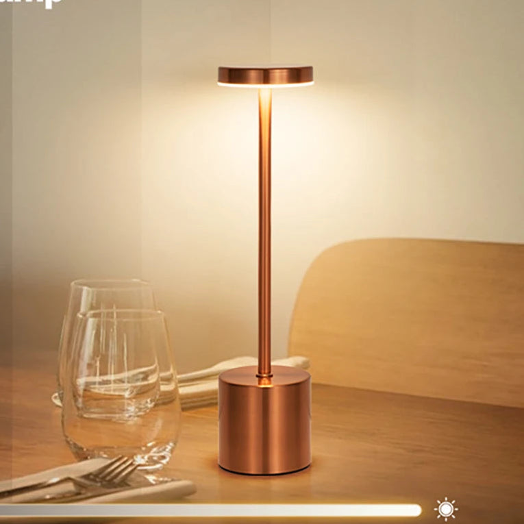 Lampe de table rechargeable et des couverts