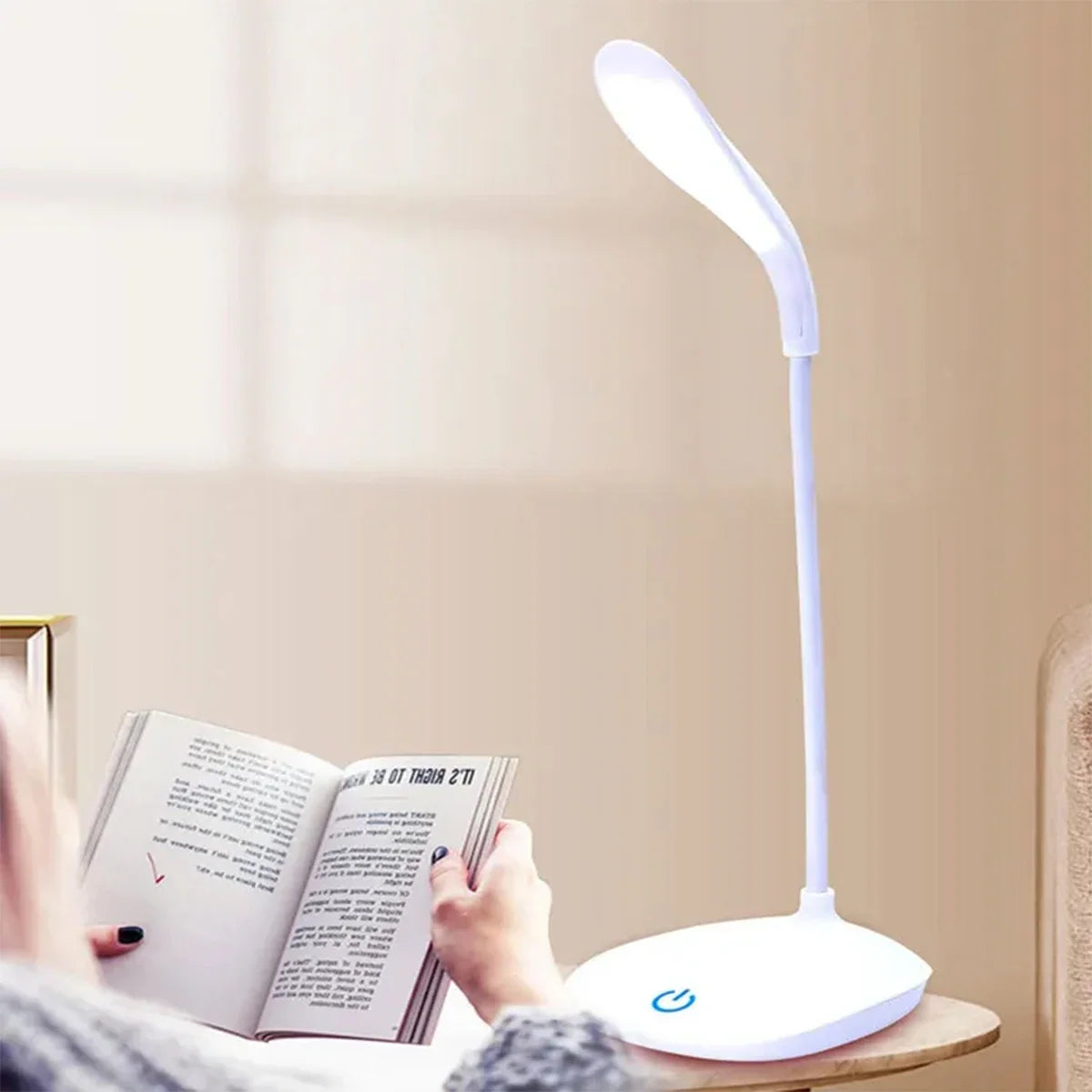 Lampe de table rechargeable et un homme lit un livre 