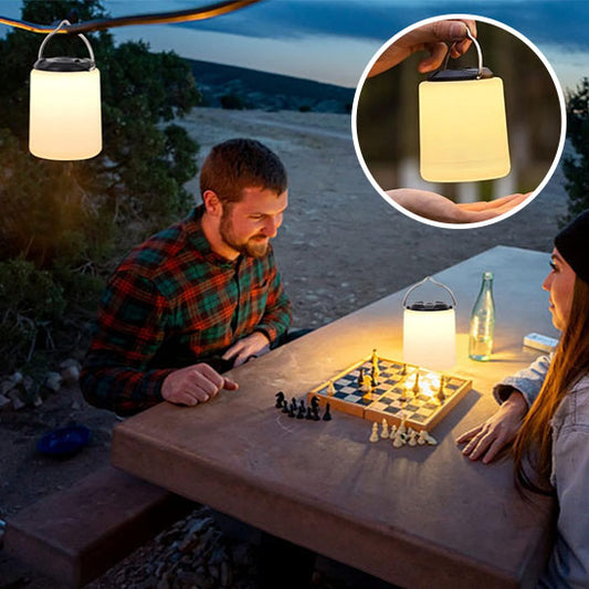 Lampe de table rechargeable et un couple à la plage 