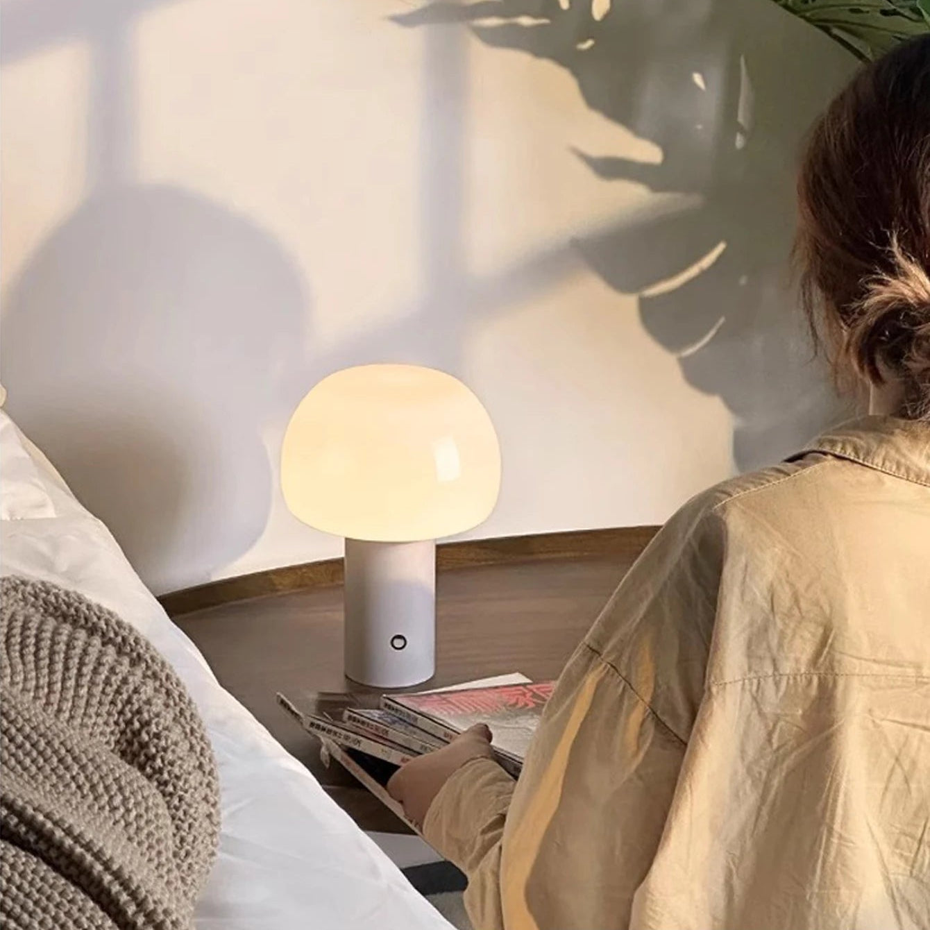 Lampe de table rechargeable et une femme qui lit un livre 