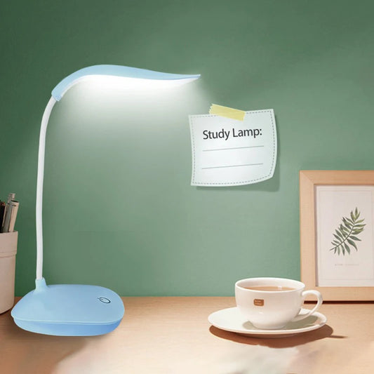 Lampe de table rechargeable et une tasse de café 