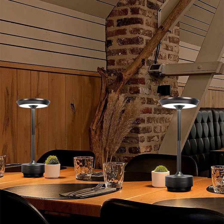 Lampe de table rechargeable grise dans un restaurant 