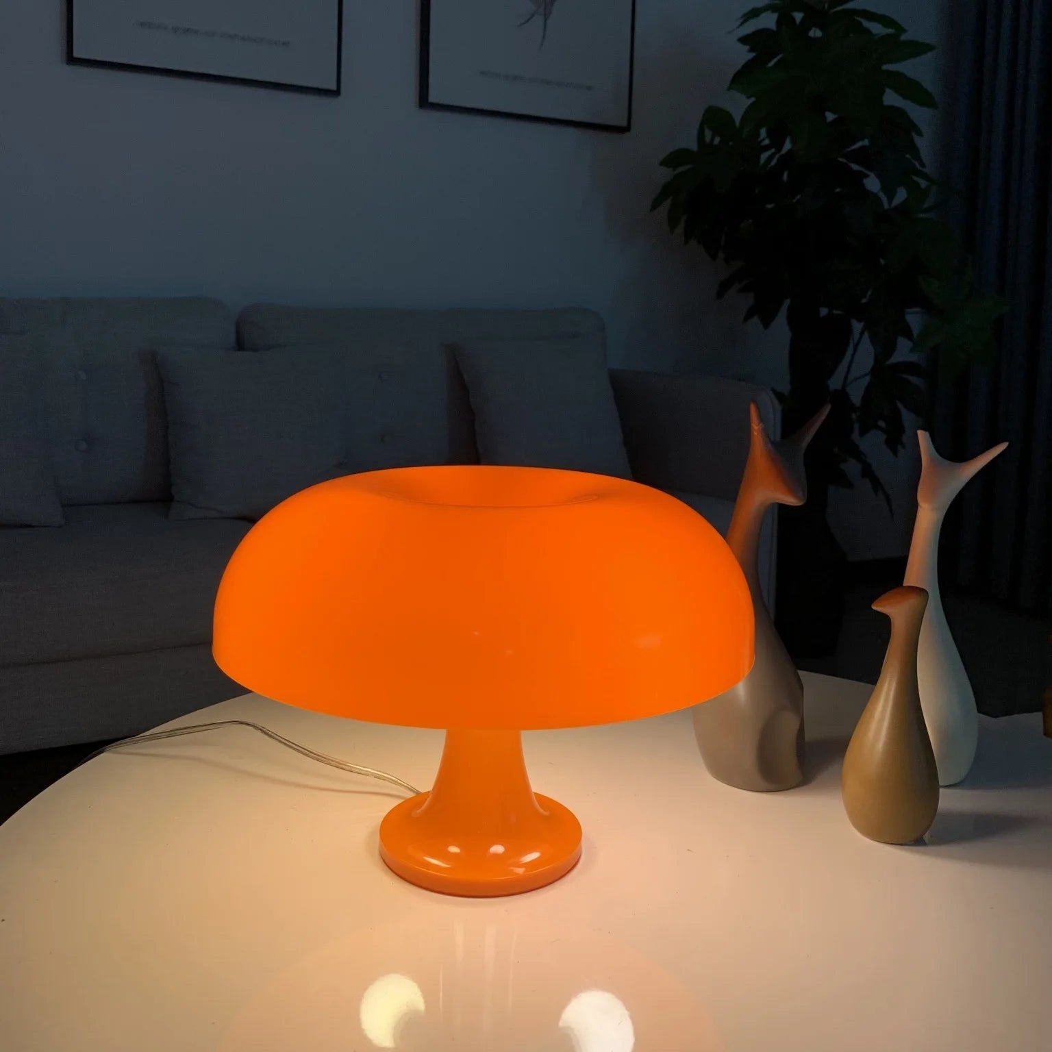 Lampe de table rechargeable LED orange dans un salon 