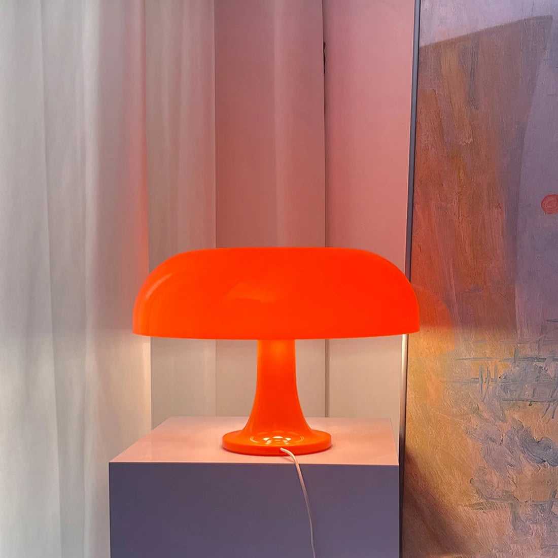 Lampe de table rechargeable orange et allumé 