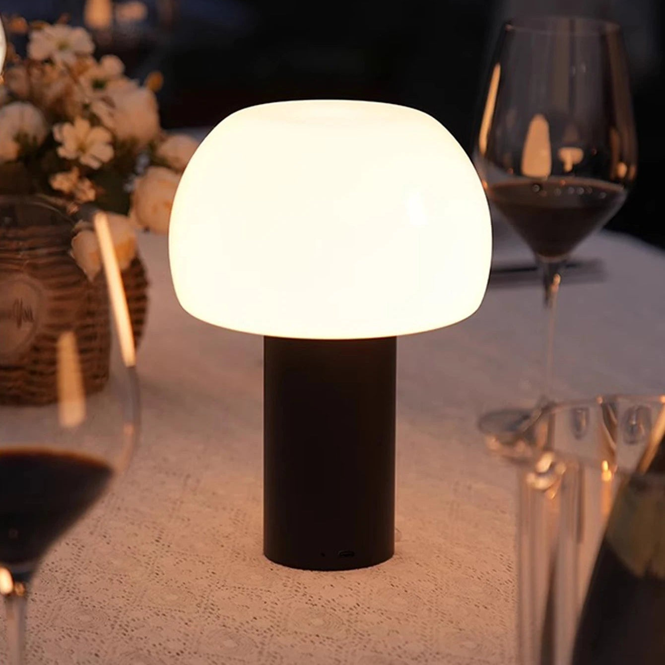 Lampe de table rechargeable sur une table à manger 
