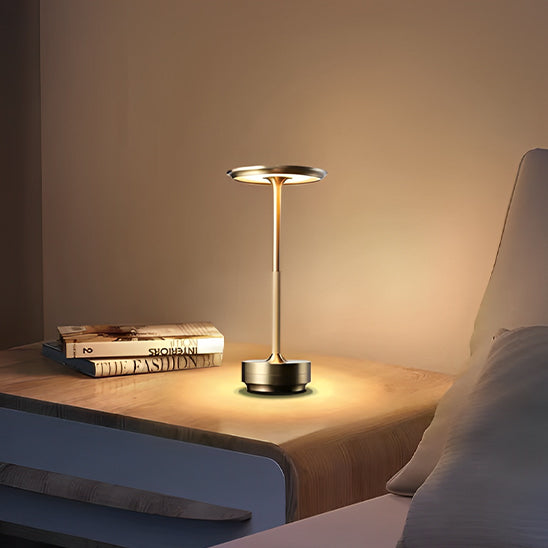 Lampe de table rechargeable sur table de chevet 