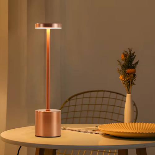 Lampe de table rechargeable sur table de cuisine 