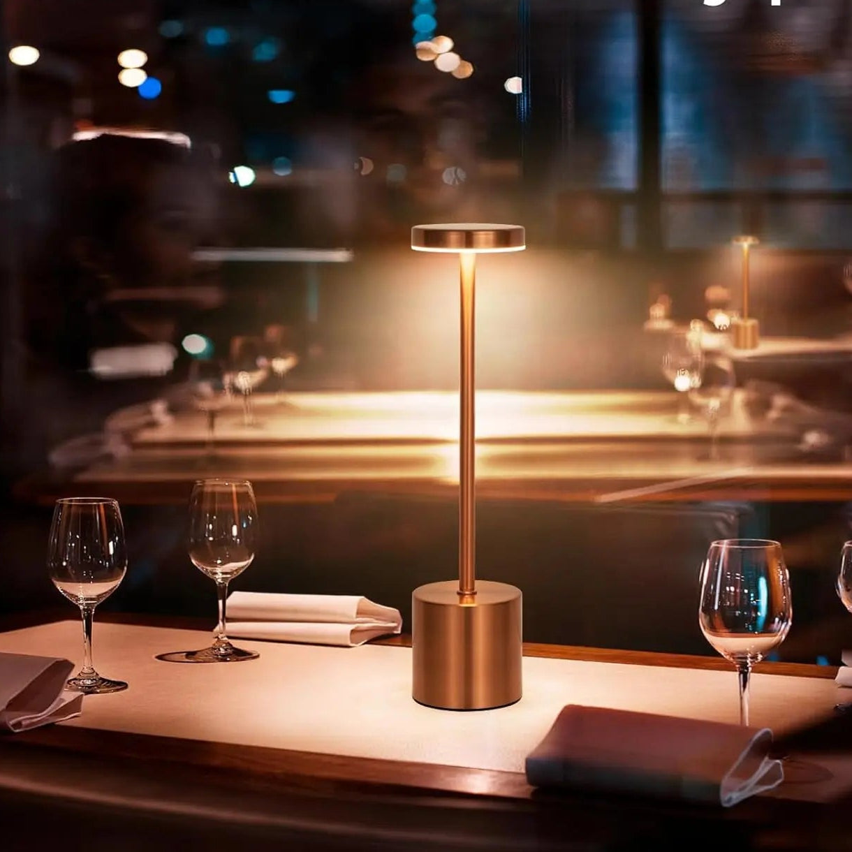 Lampe de table rechargeable sur table de restaurant