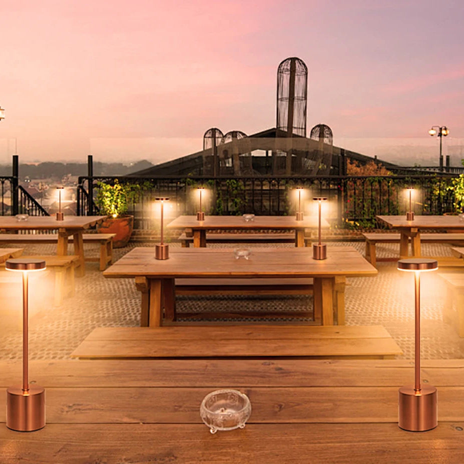 Lampe de table rechargeable sur terrasse 