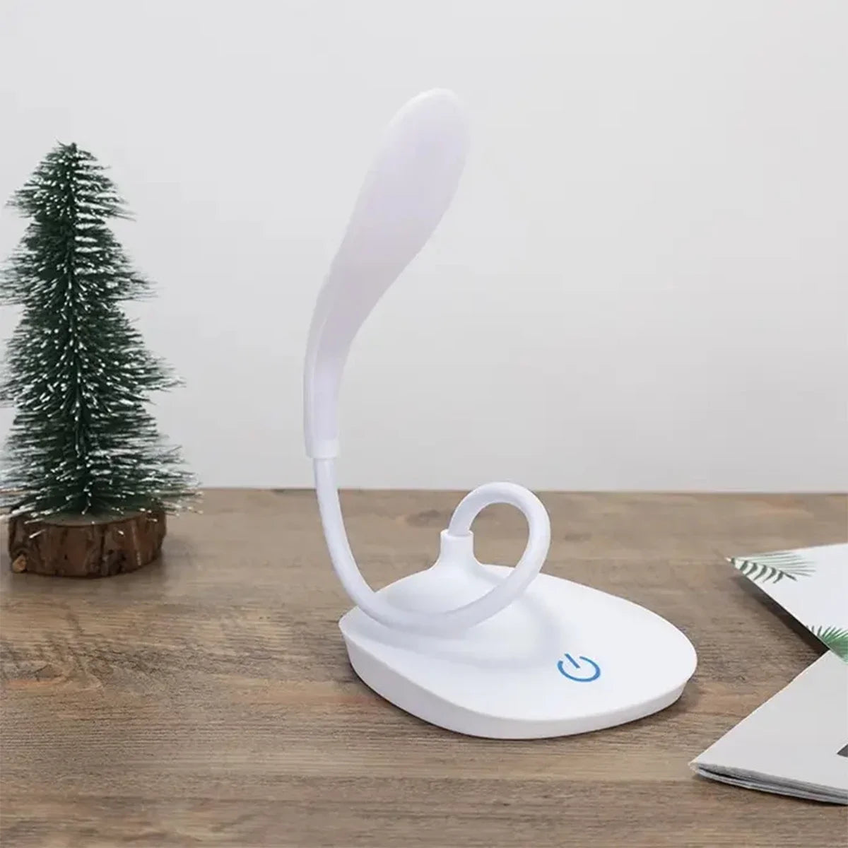 Lampe de table rechargeable sur un bureau  