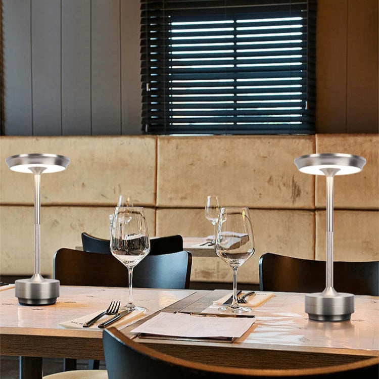 Lampe de table rechargeable tactile dans un restaurant 