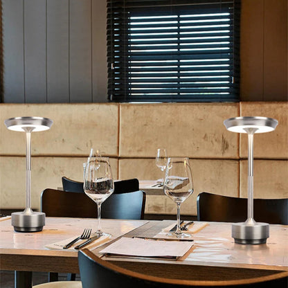 Lampe de table rechargeable tactile dans un restaurant 