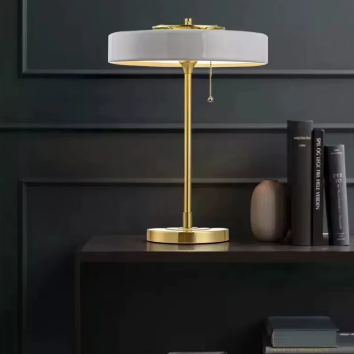 Lampe de table scandinave sur meuble et des livres 