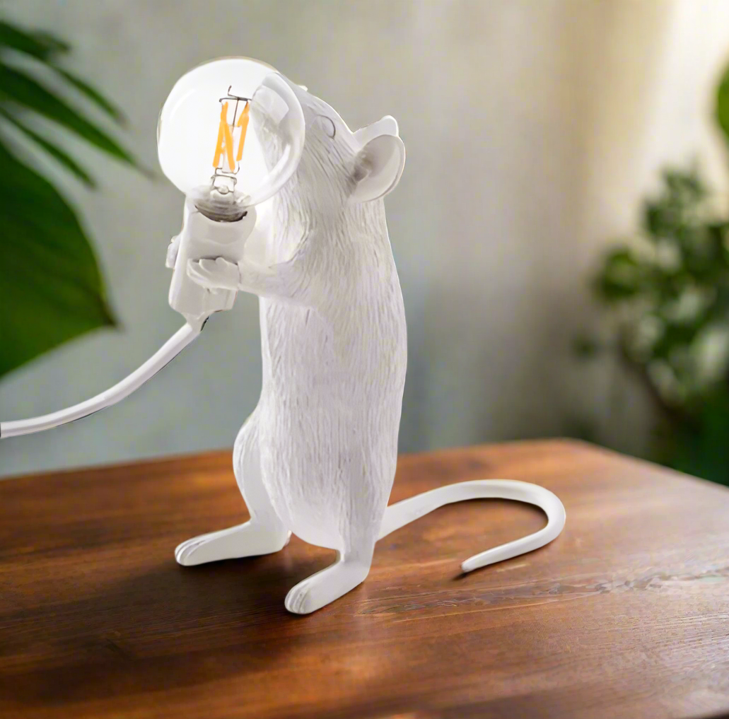 Lampe de table souris à côté d'une plante 