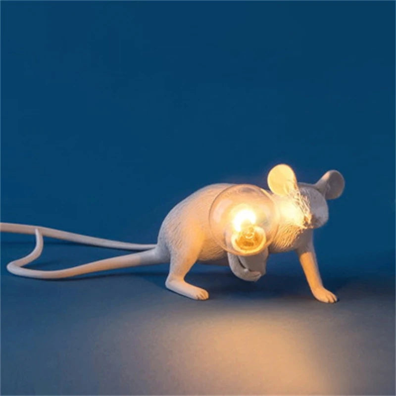 Lampe de table souris accroupi allumé