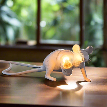 Lampe de table souris accroupi allumé