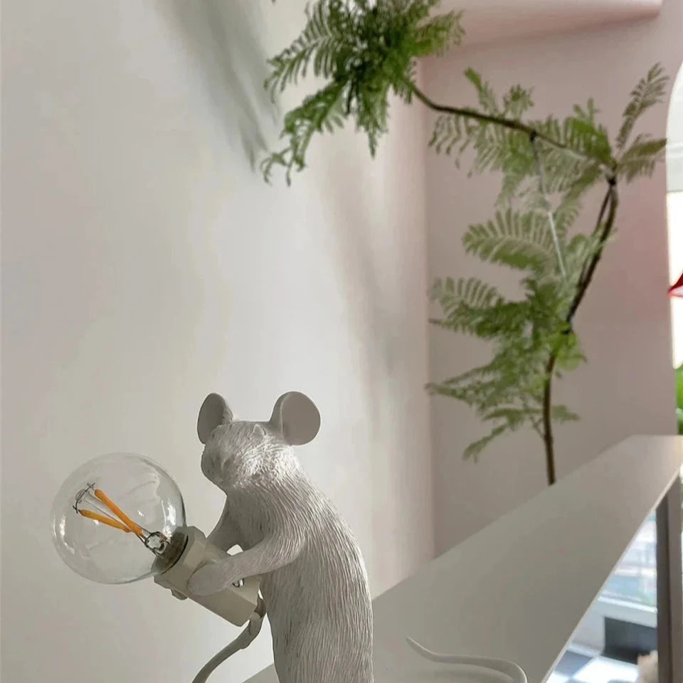 Lampe de table souris blanche debout allumé  