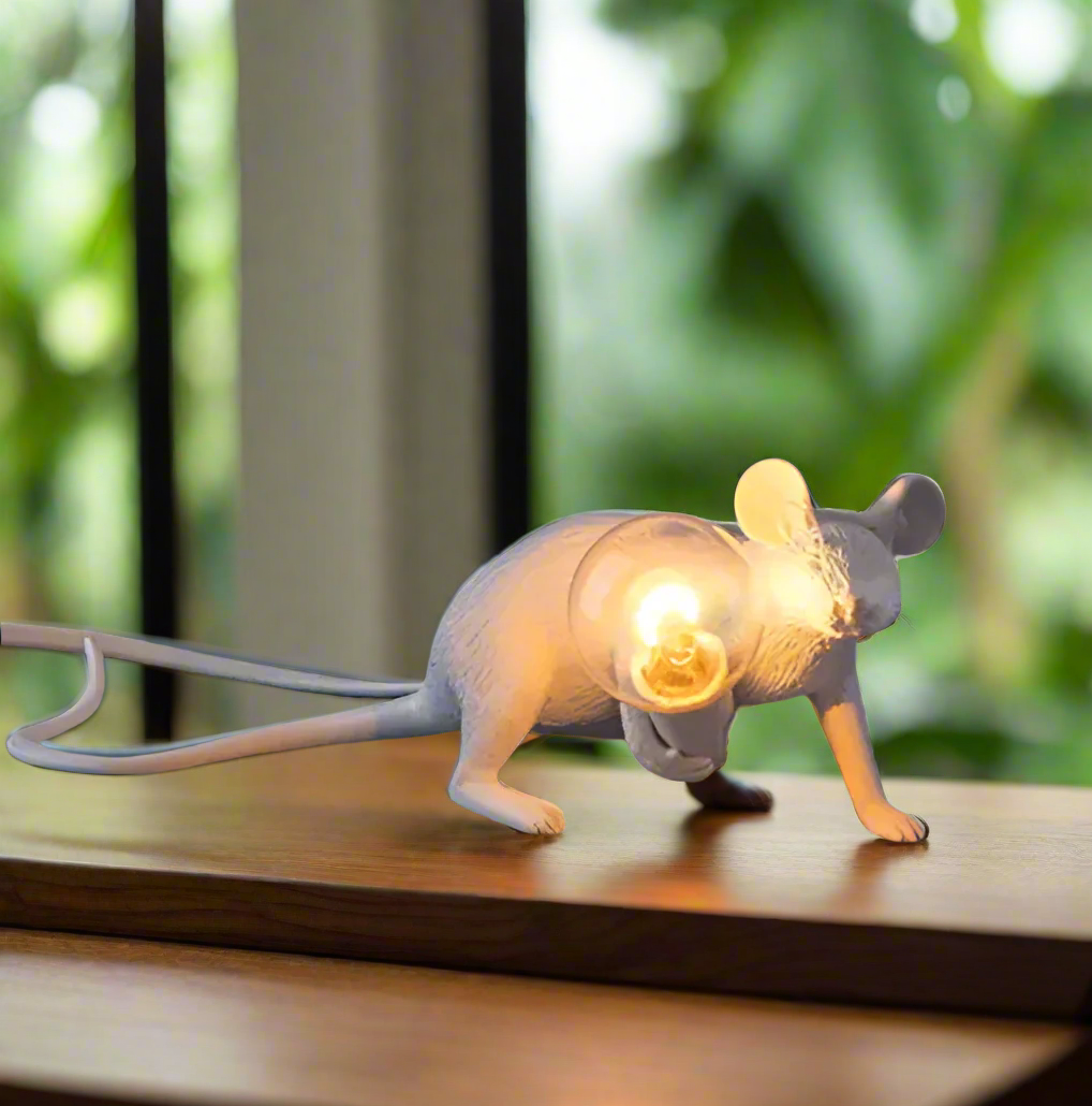 Lampe de table souris devant une fenêtre 