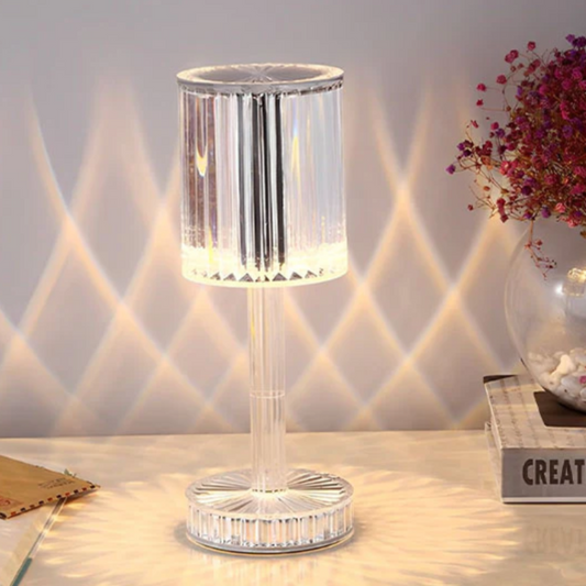 Lampe de table tactile en cristal allumé sur table  