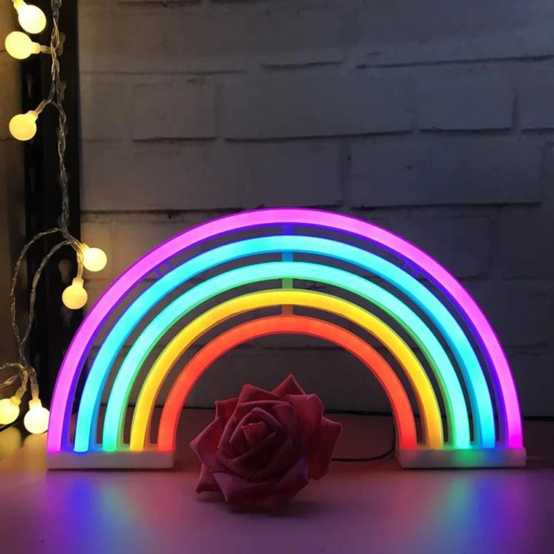 Lampe led Arc-en-Ciel à côté de guirlande 