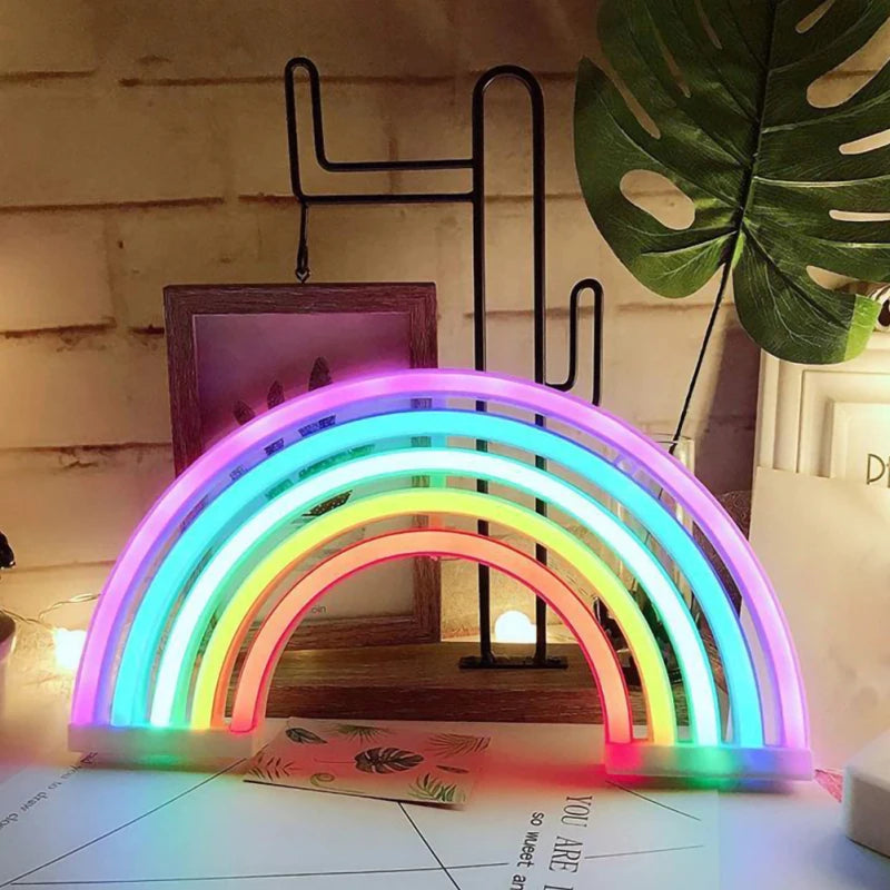 Lampe LED Arc-en-Ciel et une plante 
