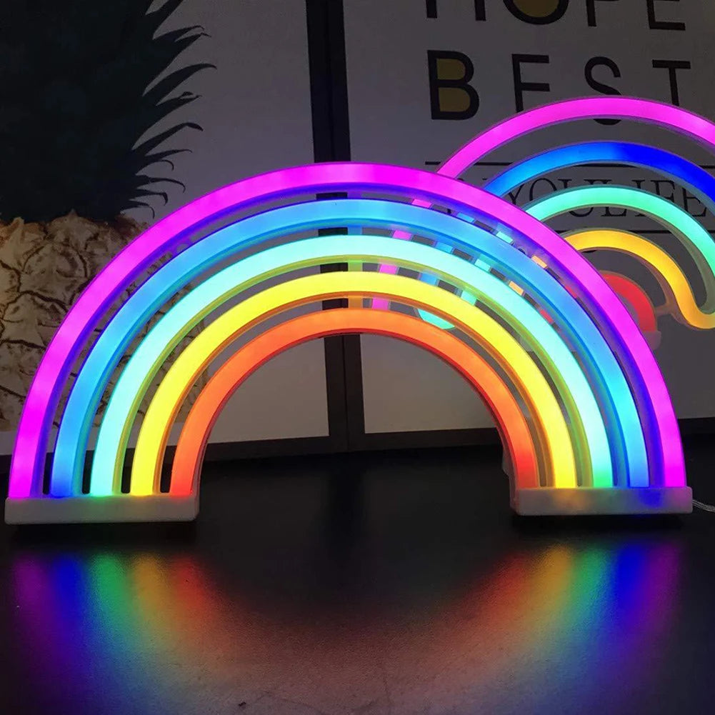  Lampe led Arc-en-Ciel allumé dans une chambre  
