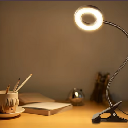 Lampe led à pince sur un bureau et un livre 