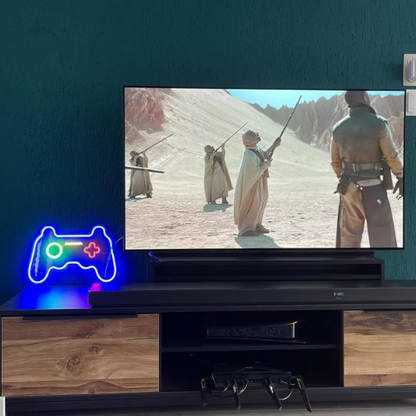 Lampe led effet néon en forme de manette à côté de télévision  