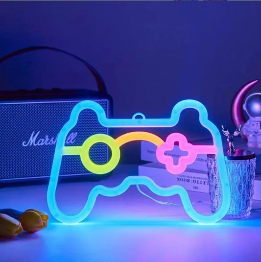 Lampe led effet néon en forme de manette allumé sur bureau 