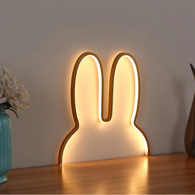  Lampe led lapin allumé sur un meuble 