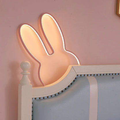  Lampe led lapin rose au-dessus d'un lit en bois 
