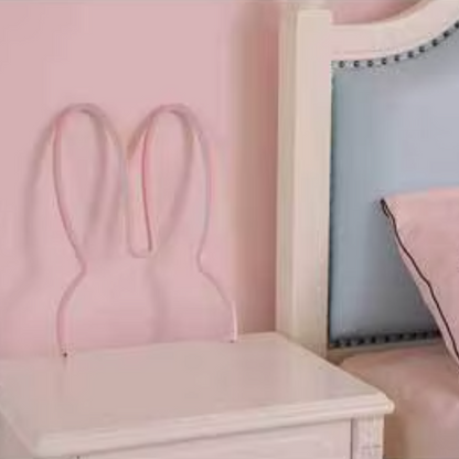  Lampe led lapin rose sur une table de chevet rose 