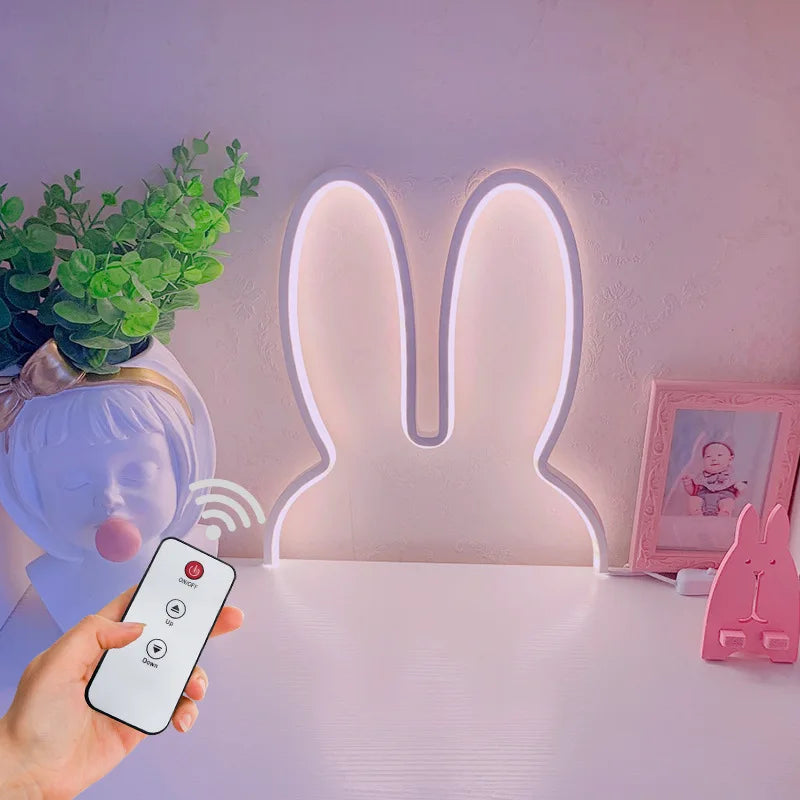  Lampe led lapin un pot de plante un cadre sur table de chevet  