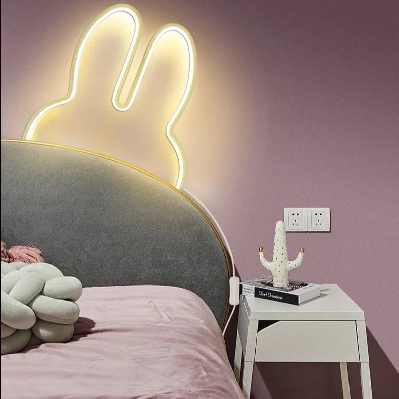  Lampe led lapin une table de chevet et un cactus 