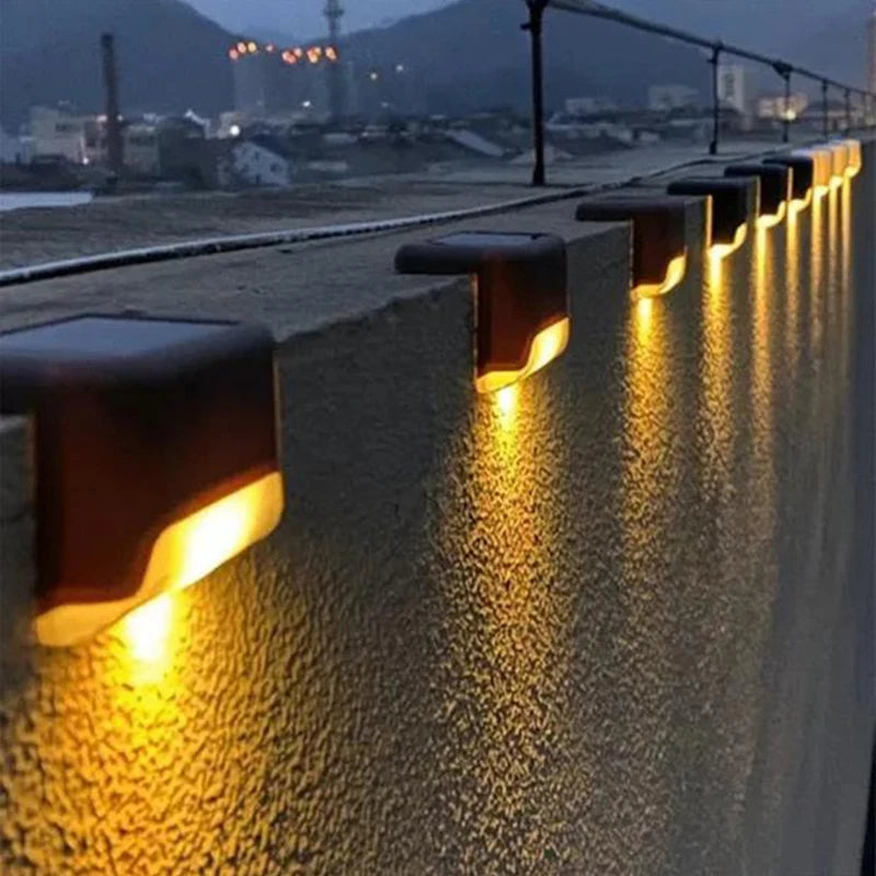 Lampe solaire extérieur à LED pour terrasse allumé sur bordure  