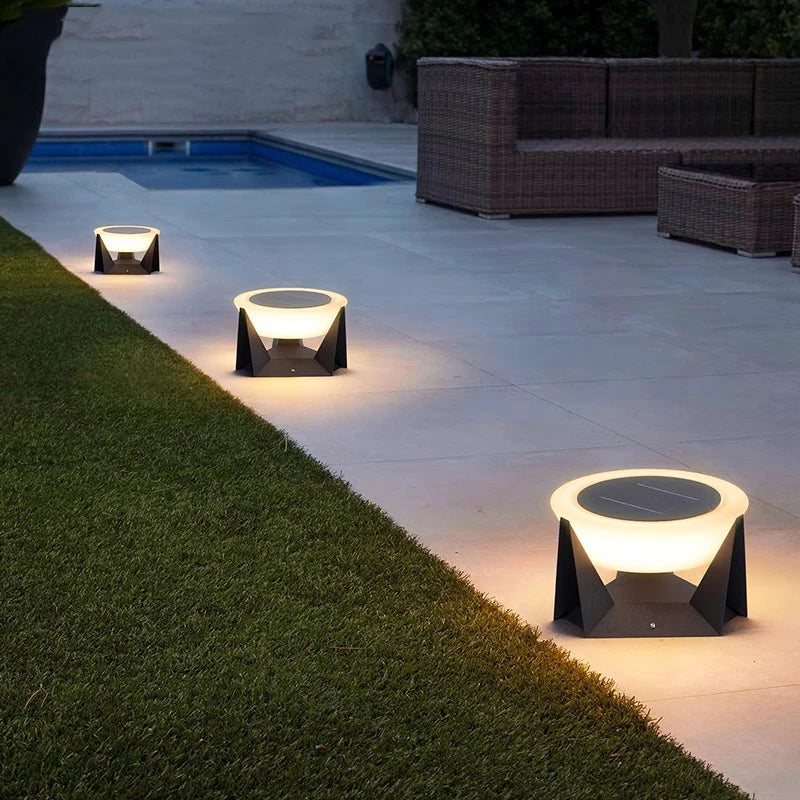 Lampe solaire extérieur au bord de la piscine 