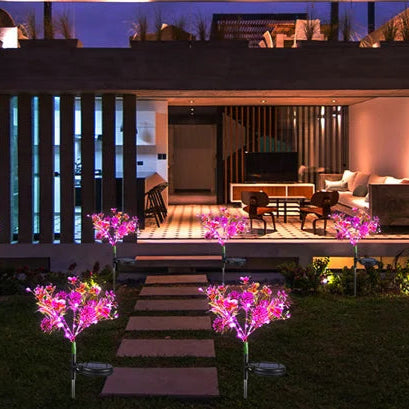 Lampe solaire extérieur en forme d'orchidée à côté de terrasse 