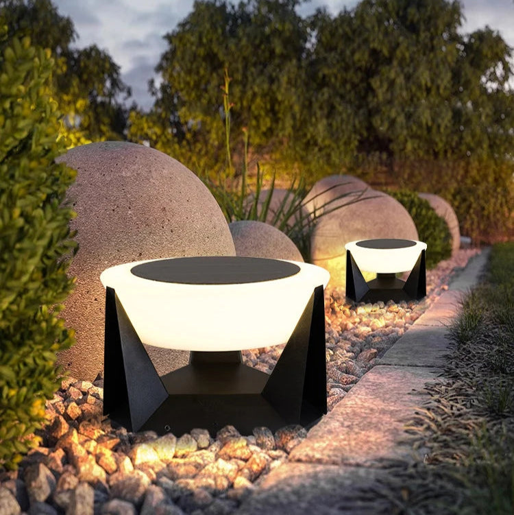 lampe solaire extérieur sur allée de jardin 
